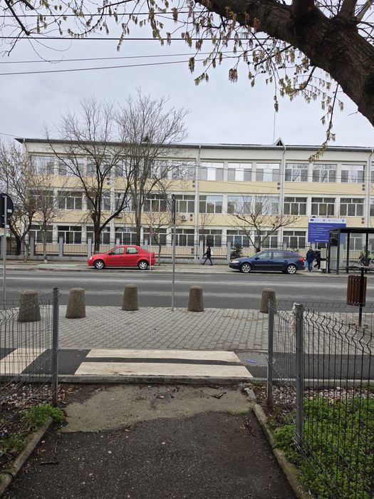 Garsonieră de închiriat vis-a-vis de liceul Teoretic Constantin Noica