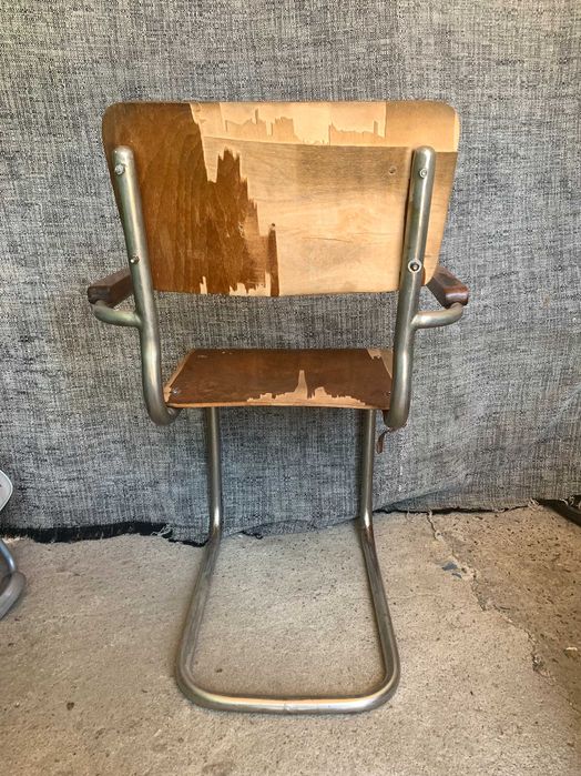 Стар стол Thonet S43 с подлакътници, проектиран от Март Щам.