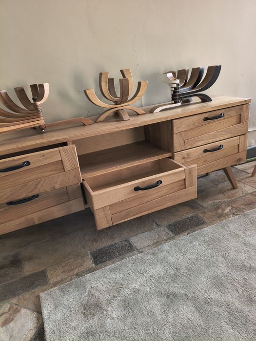 Скрин , тип TV , изцяло масив , дъб.