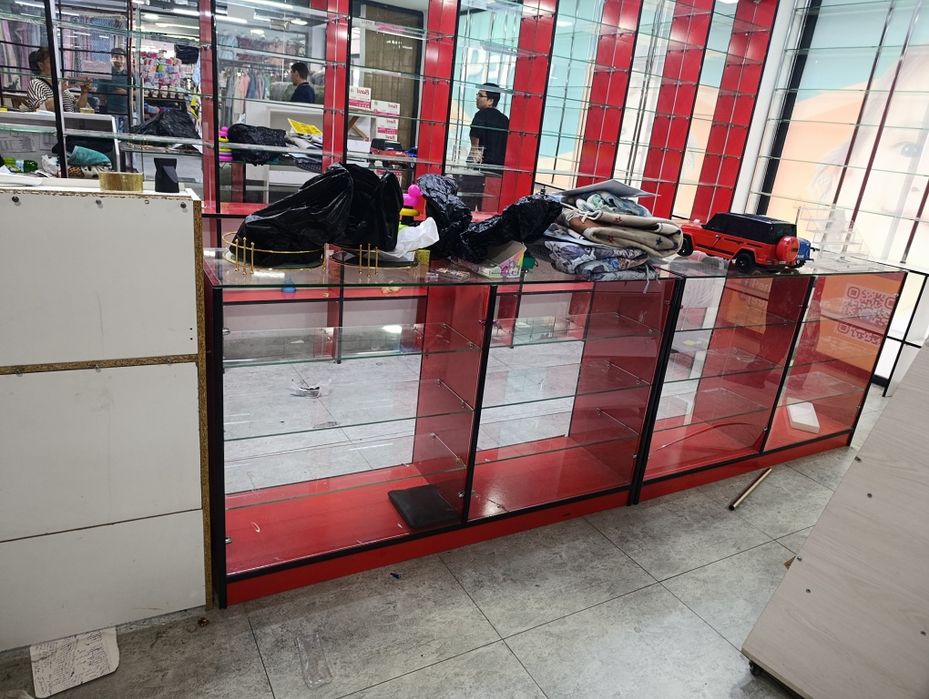 Vitrina sotiladi. Parfumeriya Moyishiy  doʻkonlariga zor tushadi.