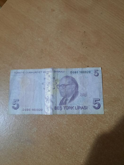 Банкнот 5 лир 2009 года
