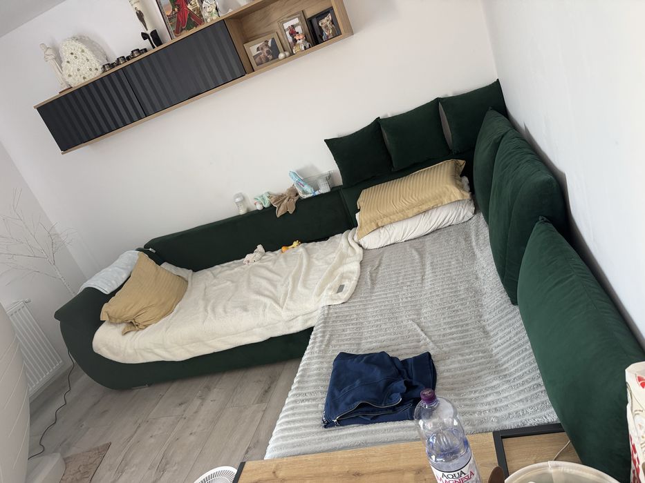 Vând colțar extensibil verde închis – stare foarte bună
