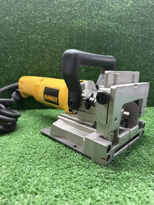 Бисквит машина на DeWALT DCW682NT
