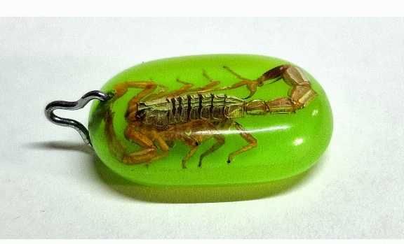 Светящийся Брелок кулон со скорпионом внутри