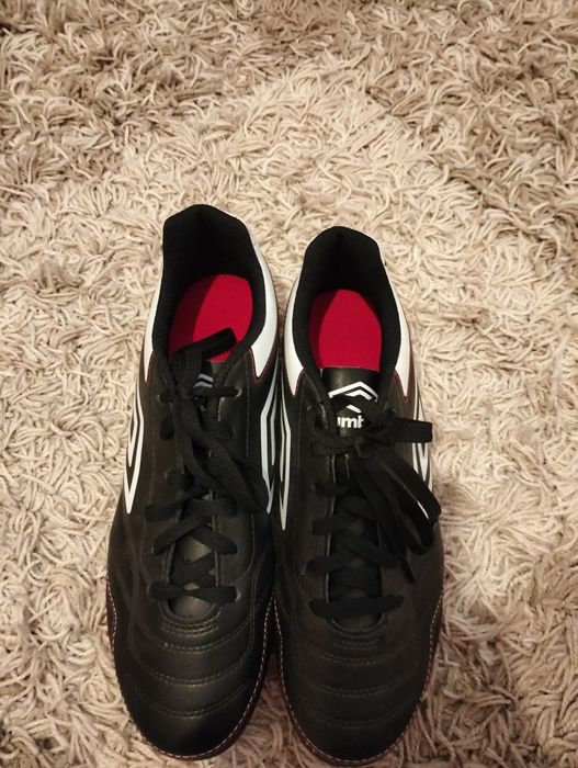 Adidași Fotbal umbro va rog sa îi cumpărați !
