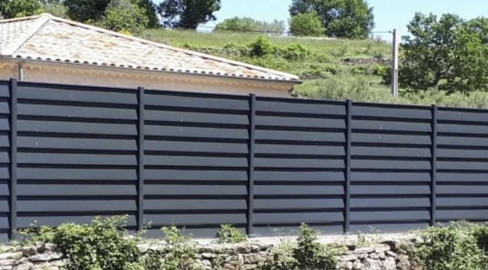 Модерна Ламелна Ограда (Тип Щора) – Стил и Уединение за Вашия Дом