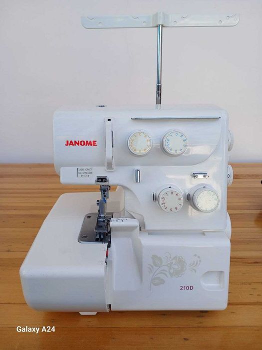 Оверлок Janome 210D.Год гарантии/Металл/Комплект.