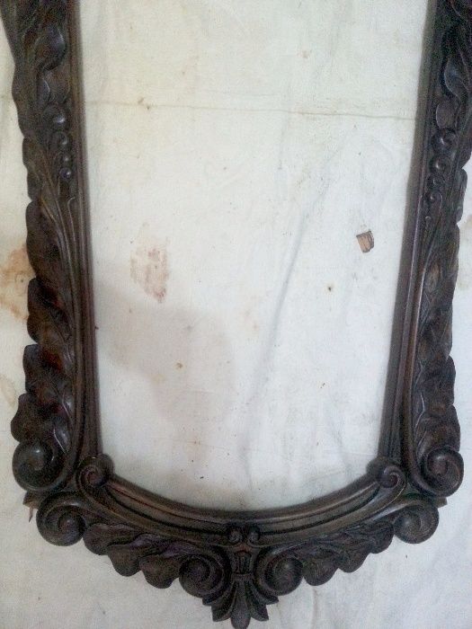 Без зеркала старинная рама из дерева.