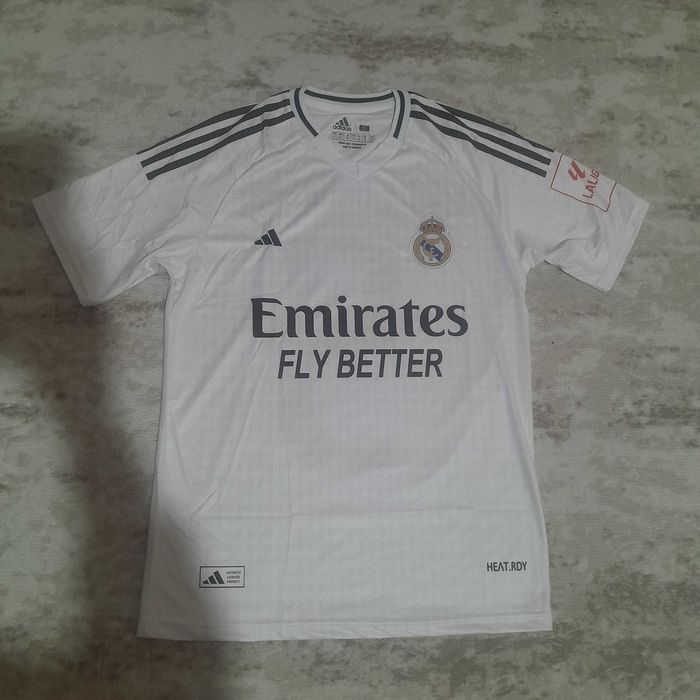 Спортни  тениски на едро шест броя по 15 лева бр