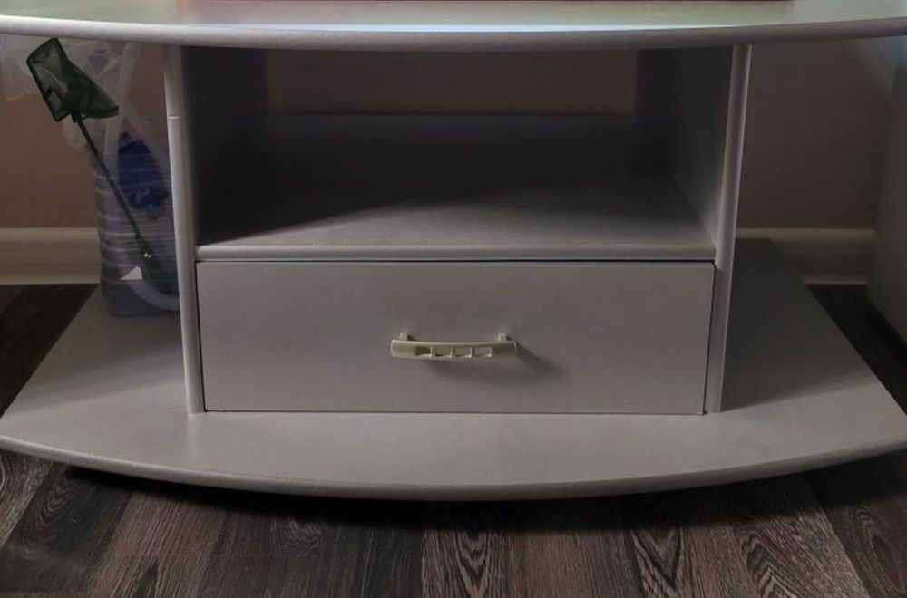 Продам тумбу внизу ролики