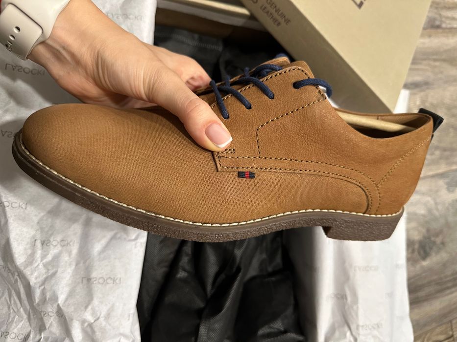 Официален костюм