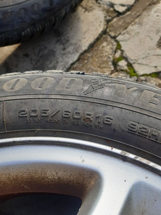 Vând anvelope de iarnă GOODYEAR  UltraGRIP 205/60 R16 500lei