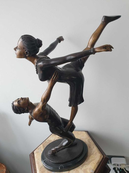 Голяма бронзова скулптура/фигура/статуетка върху мрамор