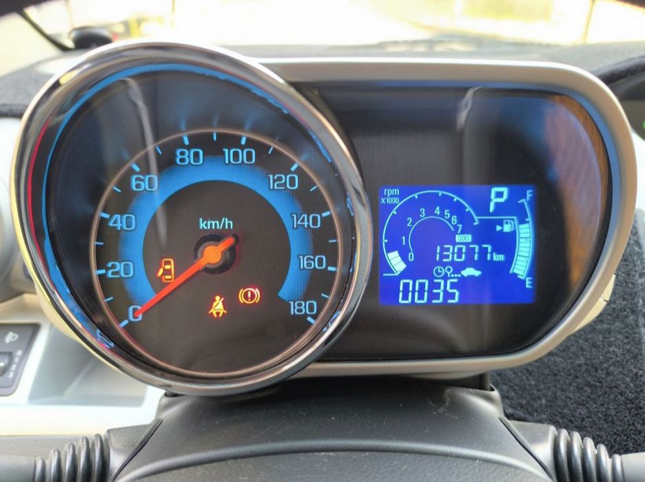 Продаётся Chevrolet Spark 4 LT Elegant, автомат, белый - почти новая