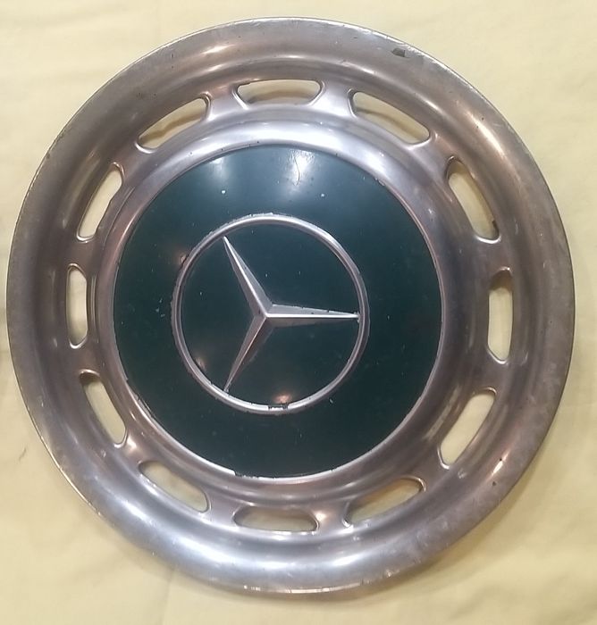 Capace inox Mercedes 4 bucăți două de un fel două diferite