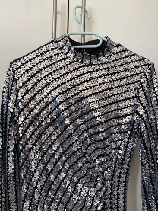 Рокля със свободна кройка от материя с пайети.