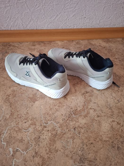 Кроссовки женские