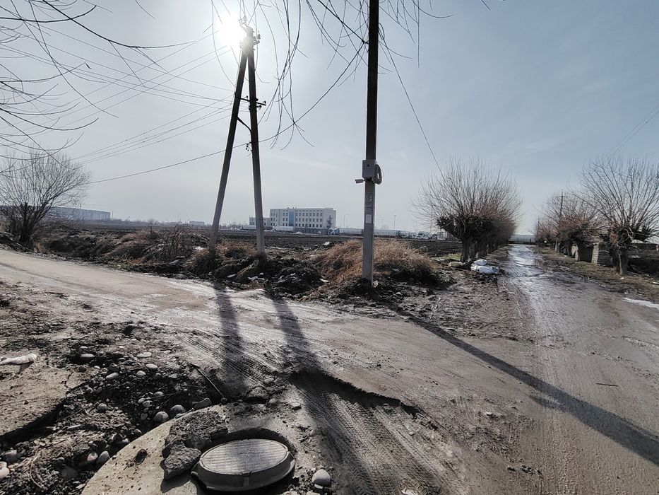 Uchastka sotiladi foot siti yonoda