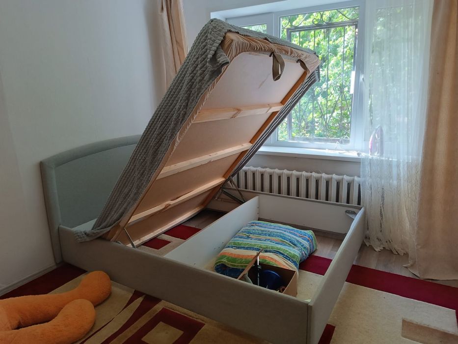 кровать в хорошом состояние