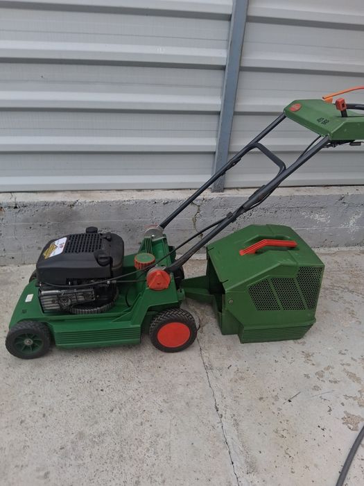 Vând mașină de tuns iarba pe benzină BRILL.