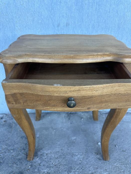 Масивно дъбово bedside table / нощно шкафче във френски стил