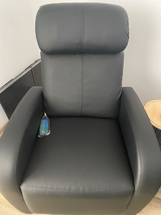 Vand masa extensibila 6-8pers pret 450 lei,fotolii masaj 750 lei buc