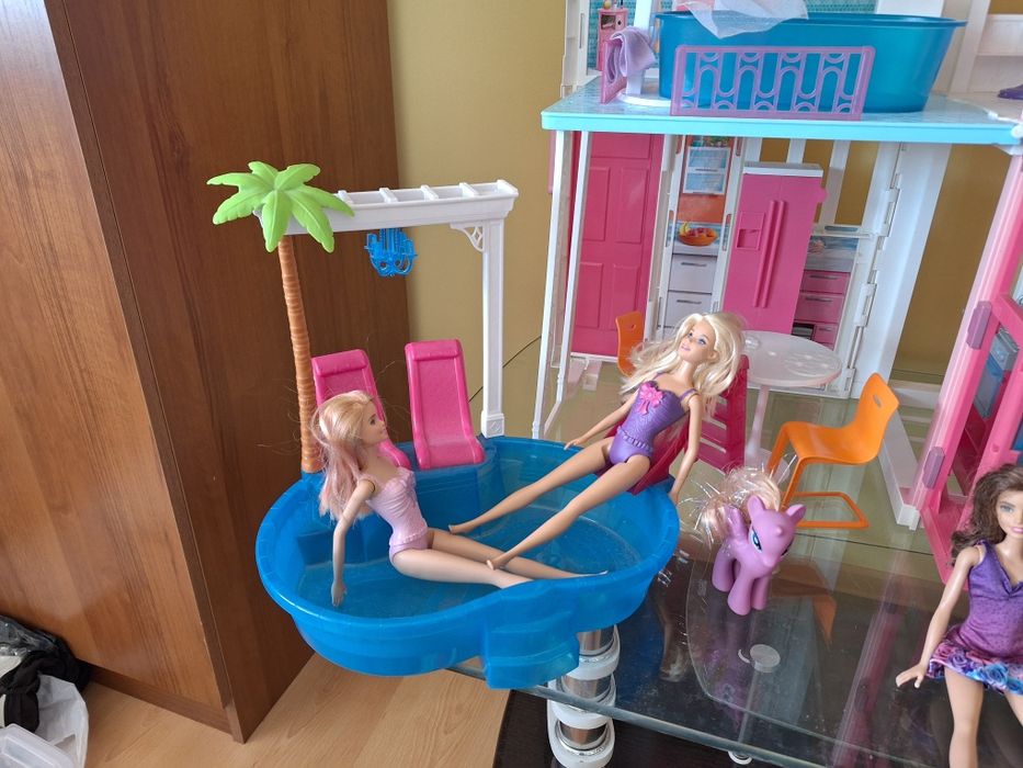 Къщата на Барби Barbie с подарък