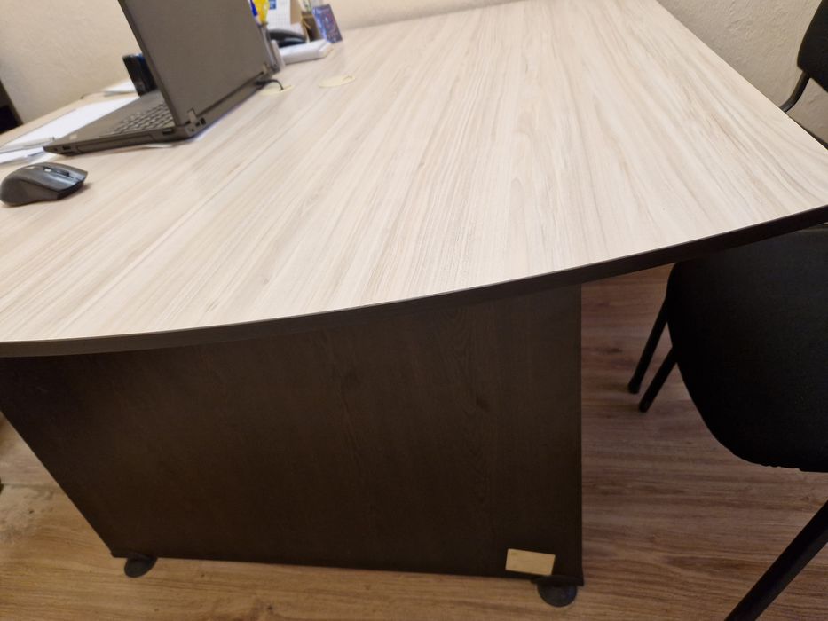 Бюро за стена - с изход за кабели