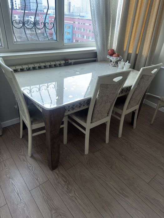 Стол со стульями