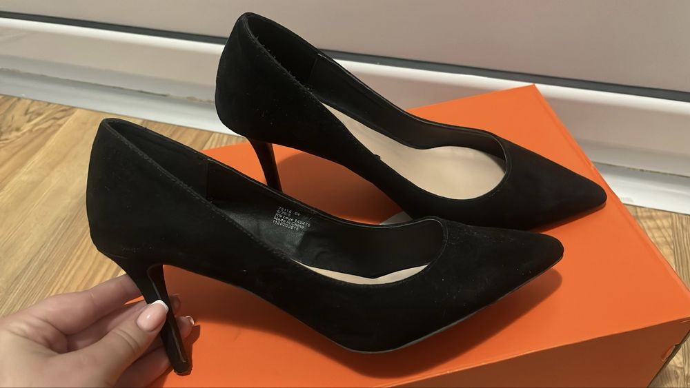 Черни обувки с ток от табук