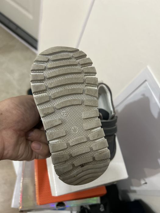 Продам детские кроссовки