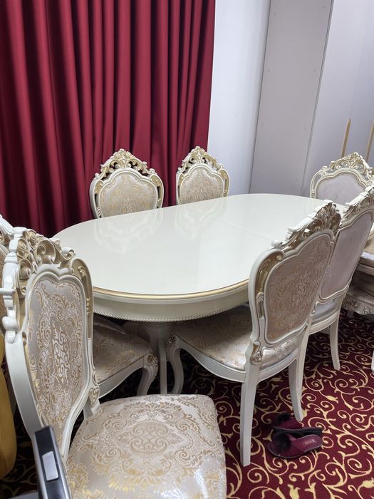 Гостиный стол со стулями