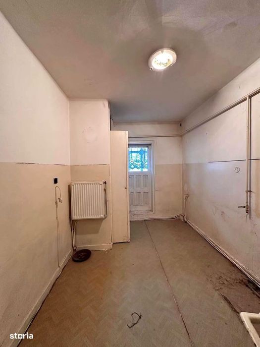 De vanzare apartament cu 3 camere si balcon, 2 bai, 70mp, 52000euro