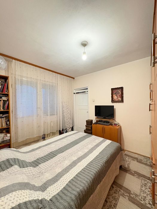 Vând apartament cu 3 camere, semidecomandat, zona Circumvalatiunii