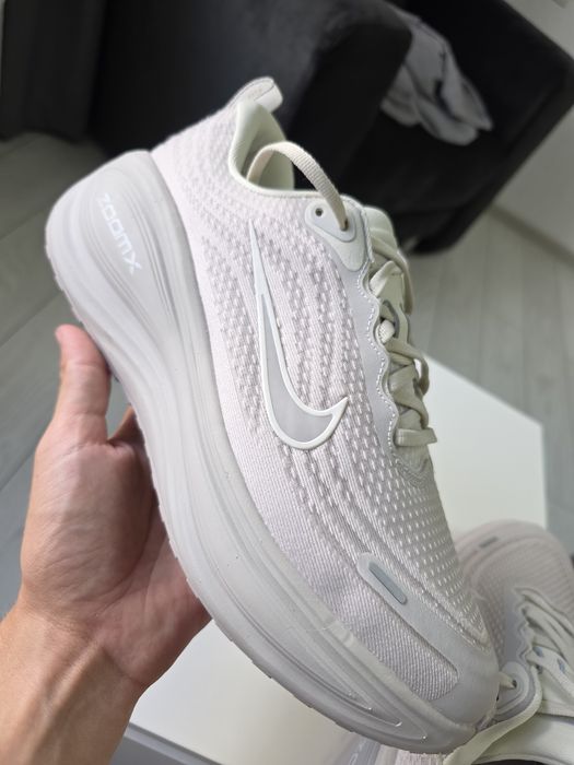 Nike Vomero Plus – 42 EU | Design modern | Noi