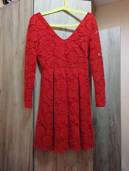 Елегантна дантелена рокля