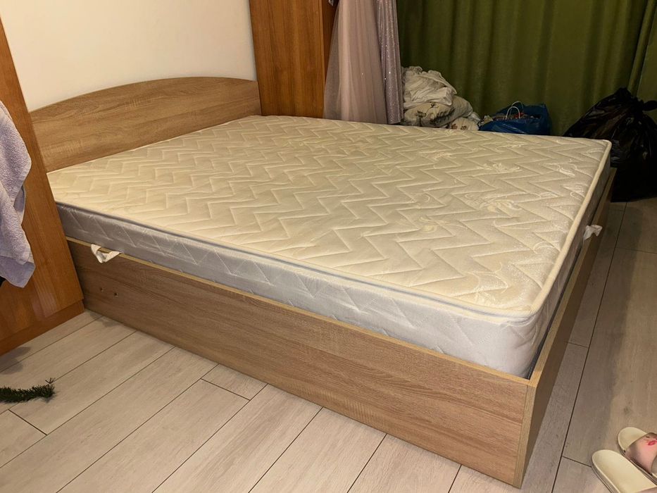 Спалня с матрак в отлично състояние