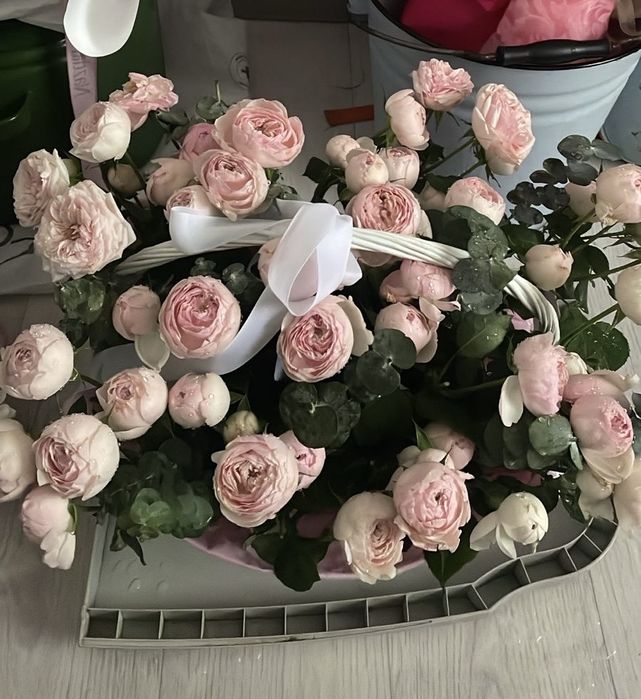 кустовые розы с корзиной