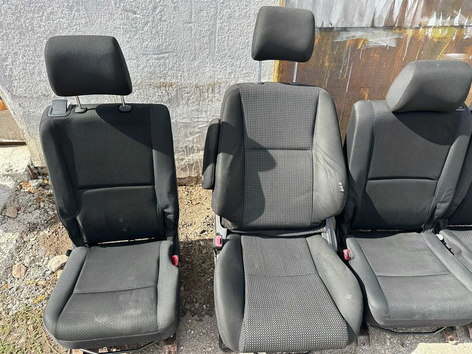Седалки за Тойота Корола Версо.