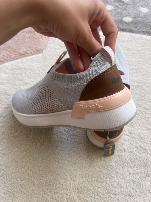 Чисто нови маратонки Bench