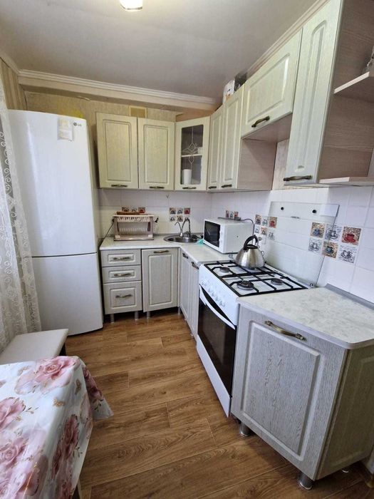 продается 3 ком квартира район Схи