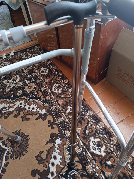 Костыль.  трость