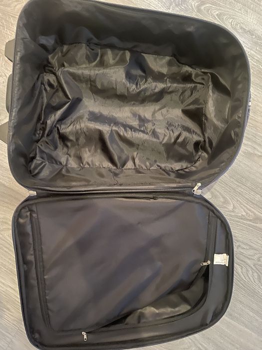 Тъмносин куфар на цветя