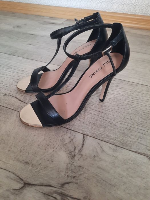 Продам босоножки  новые