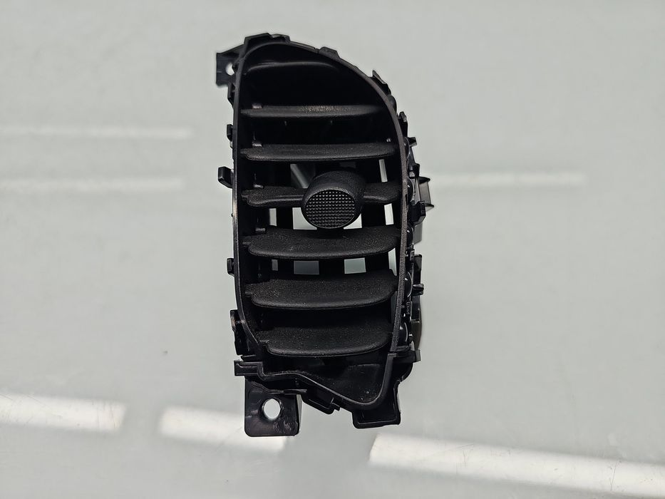 Grila aerisire centrala dreapta Nissan Juke [Fabr 2010-prezent] 68750-