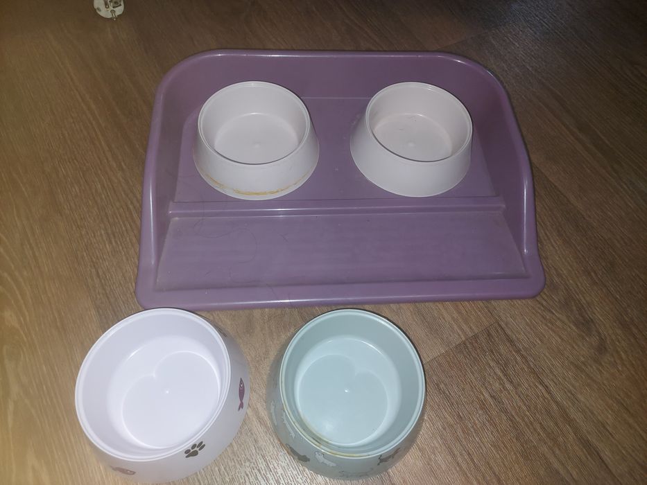 Продам миски с подставкой для кошек