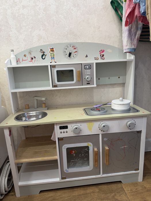 Продам за 3000 для девочек кухню и домик