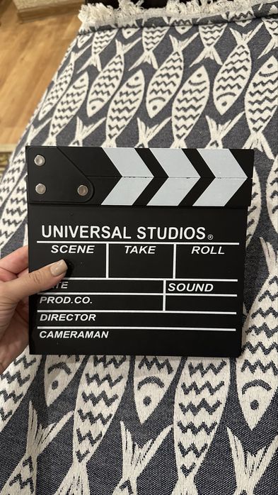 Игрушечная гитара и кинохлопушка