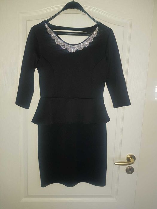 Елегантна черна рокля с камъни
