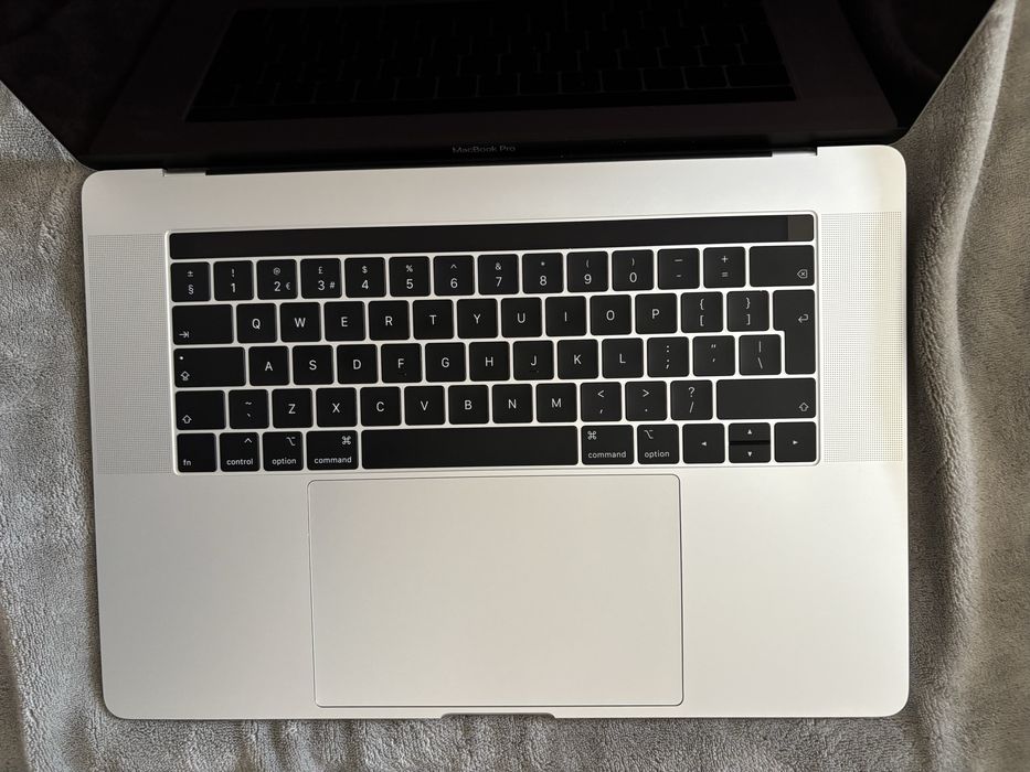 МacBook Pro 15 2018 2.9 GHz 6core Intel i9 / 32GB RAM, 1TB SSD, Intel UHD Graphics 630 & Radeon Pro 560X 4GB, батерията е на 188 цикъла